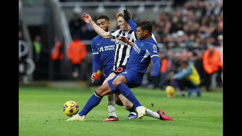 Cầu thủ Newcastle đang tung cú đá quyết định vào lưới Chelsea
