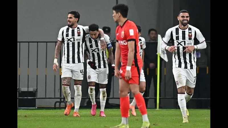 Cầu thủ Sanfrecce Hiroshima bứt tốc vượt qua cầu thủ Shanghai Shenhua trên sân cỏ Cầu thủ Sanfrecce Hiroshima bứt tốc vượt qua cầu thủ Shanghai Shenhua trên sân cỏ